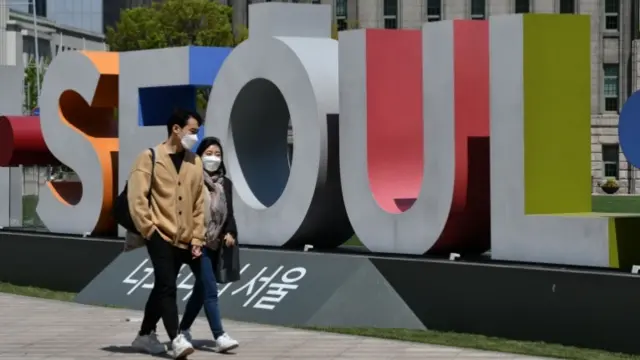 People wearing face masks in Seoul