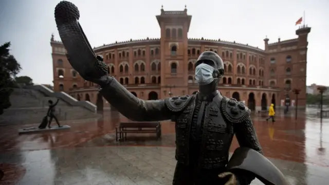 Statue in Madrid wearing a face mask