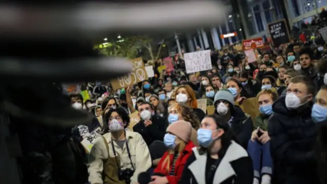 A crowd of protesters wear masks at the Black Lives Matter solidarity rally in Sydney on Tuesday