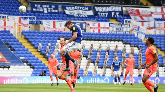 Lukas Jutkiewicz heads over