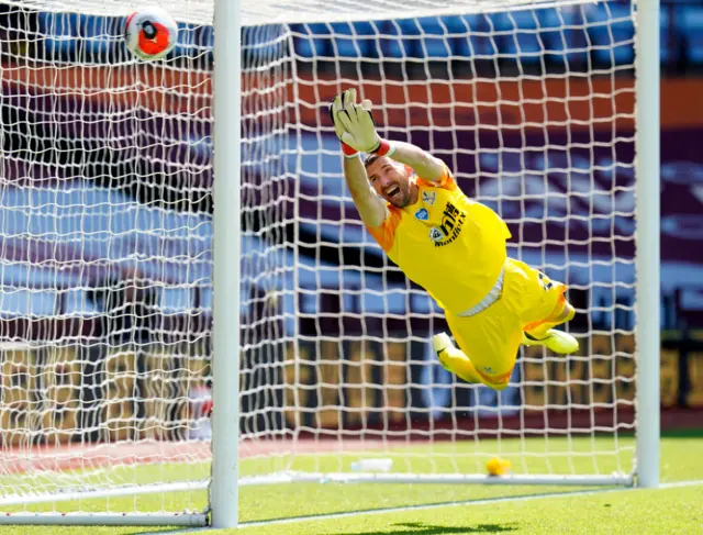 Vicente Guaita of Crystal Palace makes a save