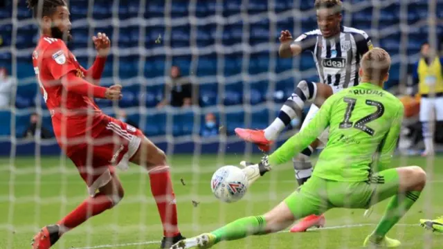 Fulham goalkeeper Marek Rodak saves a shot from West Bromwich Albion"s Grady Diangana