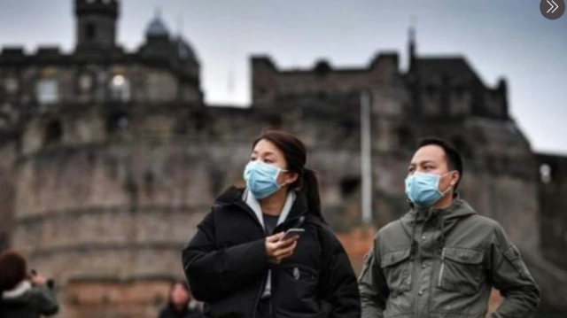 tourists in Edinburgh