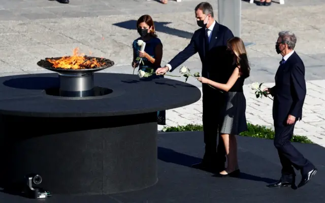 King Felipe lays flowers at a ceremony for coronavirus victims