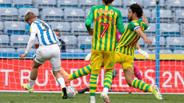 Emile Smith Rowe scores for Huddersfield