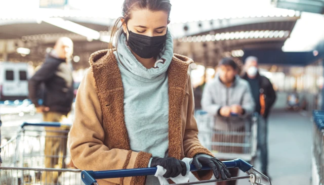 shoppers with and without masks