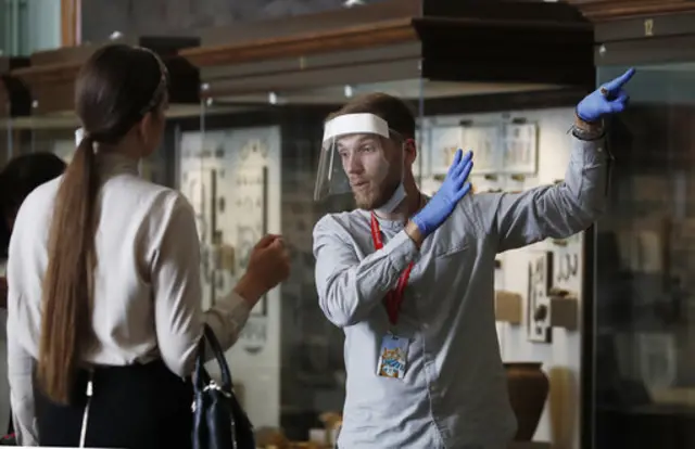 A tour guide with a visor in a Moscow museum