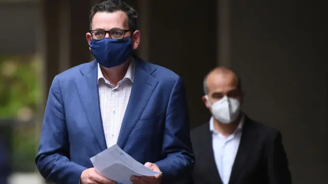 Victorian Premier Daniel Andrews wears a mask at a press briefing