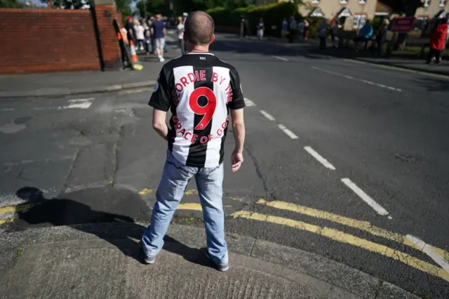 Man with Newcastle United shirt tribute