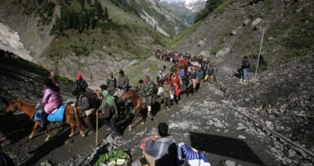 Pilgrims make their way to the Amarnath cave