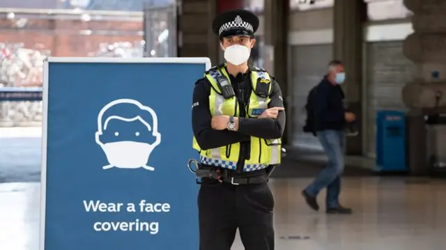 A police office wearing a face mask