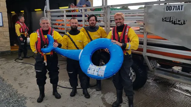 Rescue teams with the inflatable