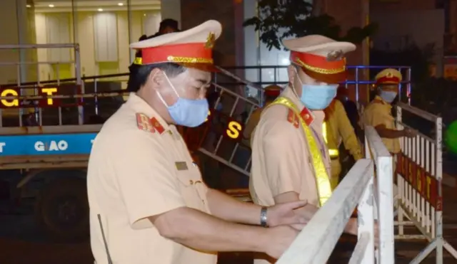 Police set up a barricade in Da Nang to enforce new lockdown measures