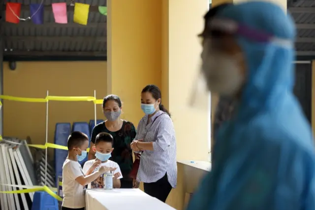 People who returned from Da Nang city register to have their blood tested