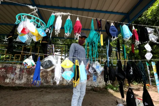 A street vendor sells protective face masks on roadside in Bhopal, India. Photo: 4 July 2020