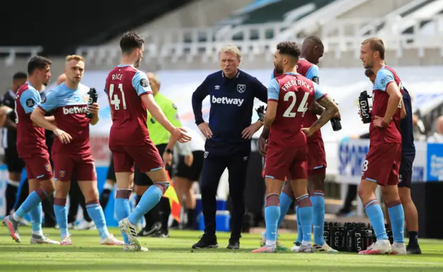 David Moyes talks to his West Ham players