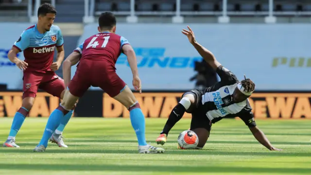 Newcastle United"s Allan Saint-Maximin in action with West Ham United"s Declan Rice and Pablo Fornals