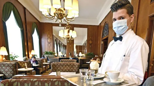 Restaurant staff will have to start wearing masks again in Upper Austria