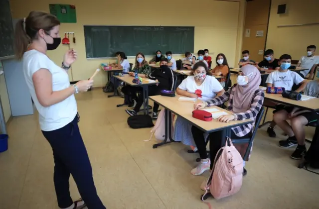 A teacher and students of the 7th grade of Bonn's Freiherr-vom-Stein secondary school in Germany