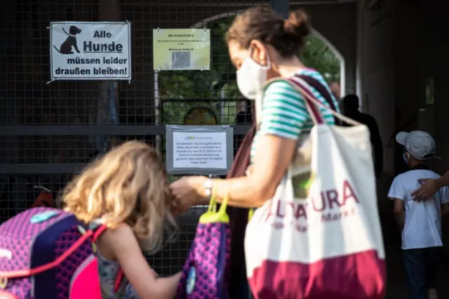 A sign reminding students, parents and visitors that wearing a mask is mandatory in Berlin, Germany