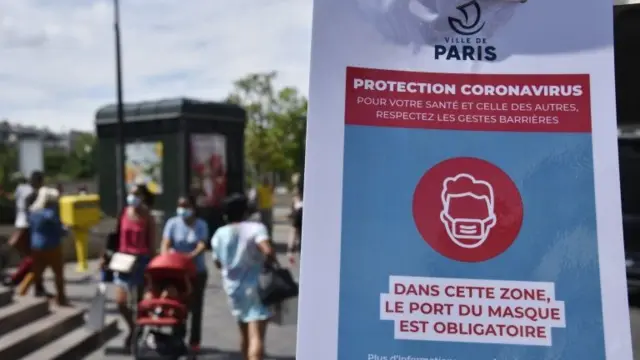 A sign advising compulsory wearing of Masks in Paris