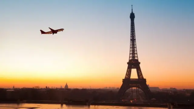 Aeroplane flies past Eiffel Tower