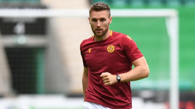 Stephen O'Donnell warms up at Easter Road