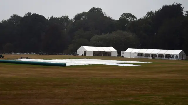 Rain ends play early at Arundel