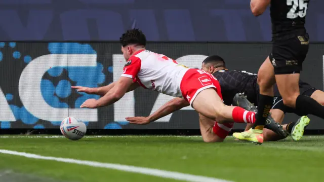 James Bentley scores a try