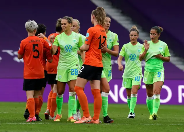 Glasgow City and Wolfsburg shakes hands