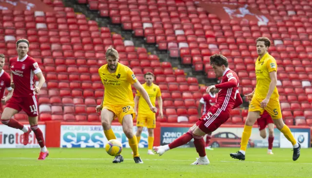 Scott Wright bangs in the second goal for Aberdeen