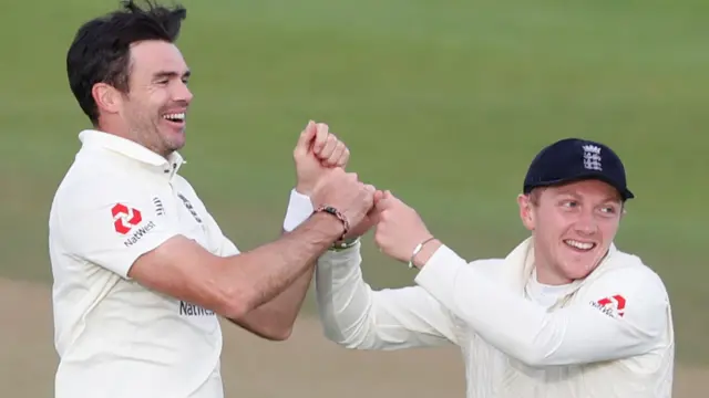 Anderson & Bess celebrate a wicket