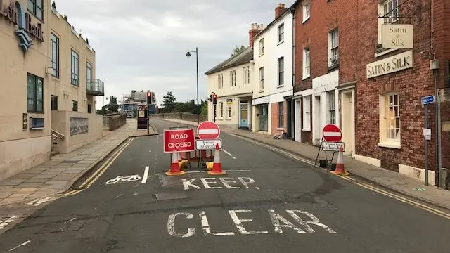 Current closure signs on bridge