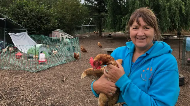 Wendy Williams holding a chicken