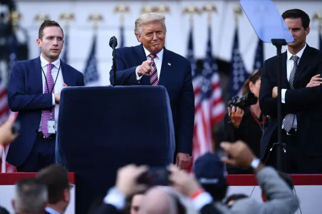 Trump inspects the South Lawn