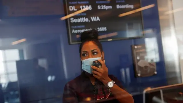 A Delta gate agent wearing a mask