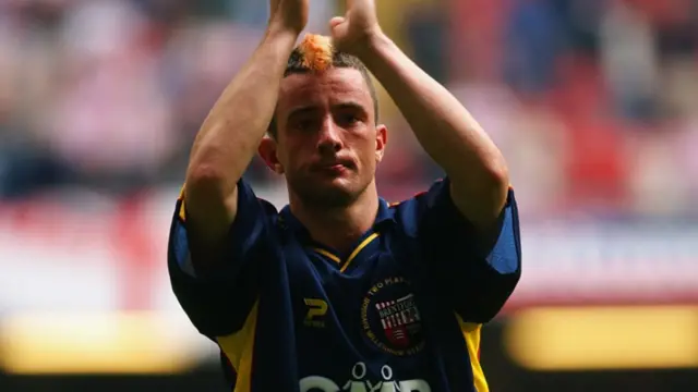 A downbeat Stephen Hunt applauds the Brentford fans after defeat by Stoke in 2002