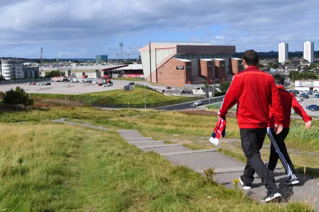 Aberdeen fans walking to Pittodrie