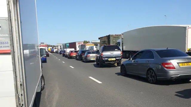 Queuing traffic on M42