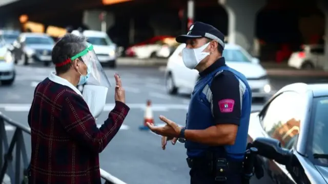 Traffic stop in a Madrid neighbourhood