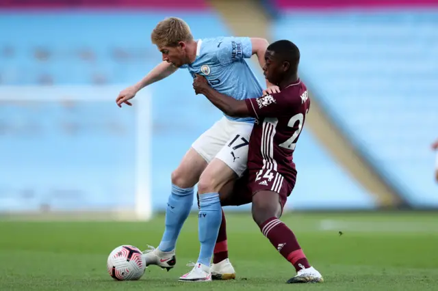 Kevin De Bruyne of Manchester City battles for possession with Nampalys Mendy of Leicester City