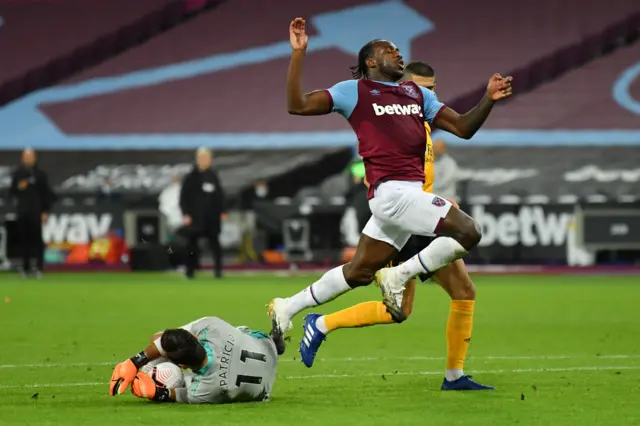 Rui Patricio slides out to deny Michail Antonio