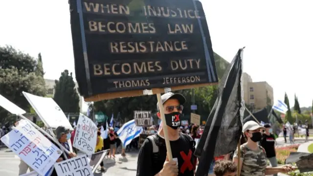 Anti-Netanyahu protesters demonstrate outside of the Israeli parliament in Jerusalem on 29 September 2020 Knesset (Israeli Parliament) during a national lockdown in Jerusalem, Israel, 29 September 2020