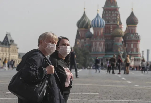 Visitors wearing masks in Moscow's Red Square on 25 September 2020