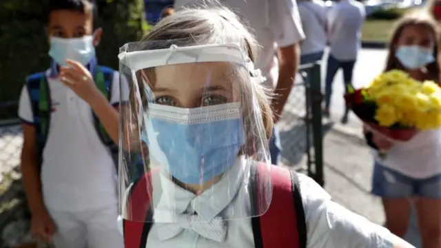 Romanian children returning to school