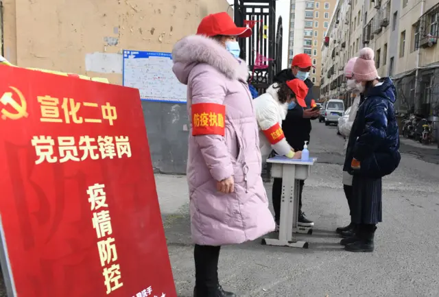 Volunteers for epidemic prevention and control work at Dadongjie Community in Xuanhua District of Zhangjiakou City, north China's Hebei Province