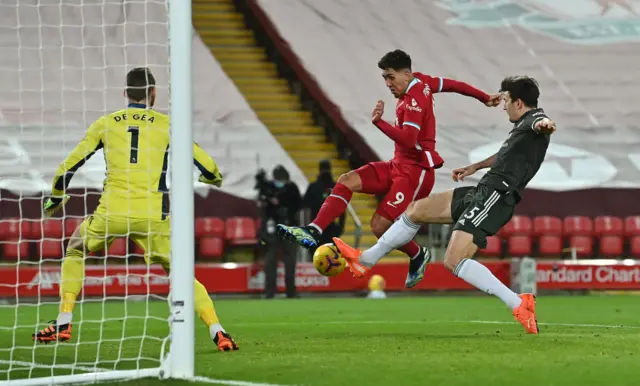 Harry Maguire blocks Roberto Firmino shot