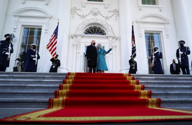 Biden and his wife hugged before entering the building