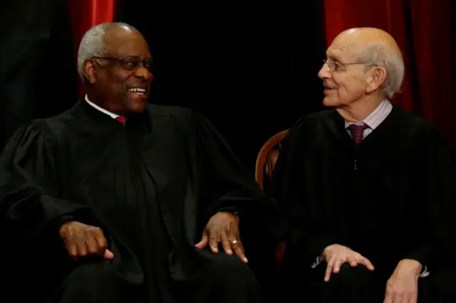 Clarence Thomas (l) and Stephen Breyer