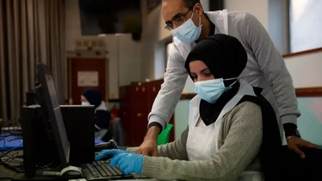 Pharmacists and volunteers at the Al Abbas Mosque